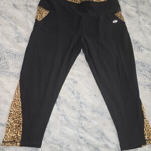 Women's Black and Leopard Print Capri Active Leggings - 1x